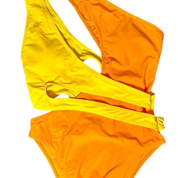 Cutout & Color! 🔥 One-Shoulder Swimsuit Size S – Poolside Perfection! - Picture 3 of 9